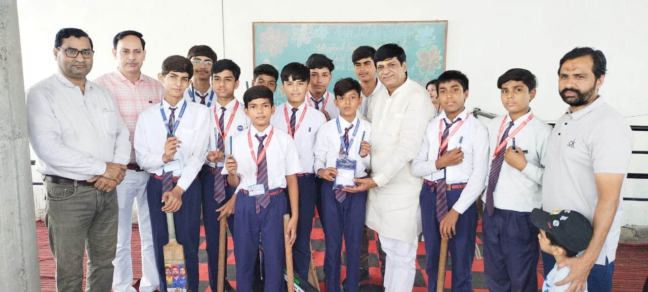 प्रमुख समाजसेवी मनीष चौधरी ने बच्चों को दिखाई शिक्षा से तरक्की की राह