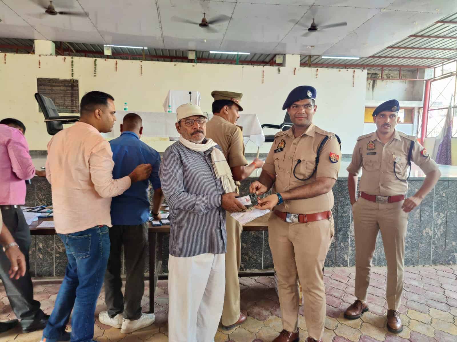 सर्विलांस सेल द्वारा गुमशुदा/खोये हुये कुल 110 स्मार्ट मोबाइल फोन बरामद कर मोबाइल स्वामियों को सुपुर्द किये गये।